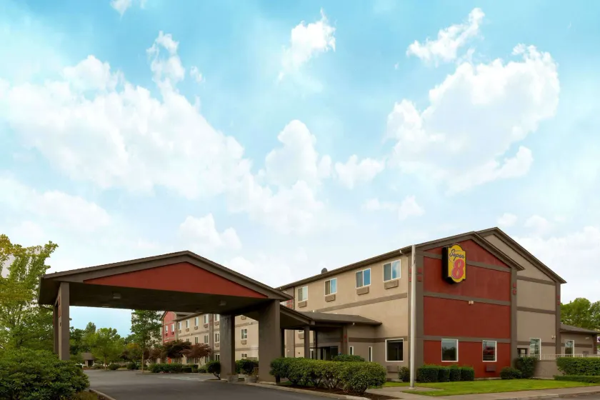 Super 8 by Wyndham Woodburn - Image 1