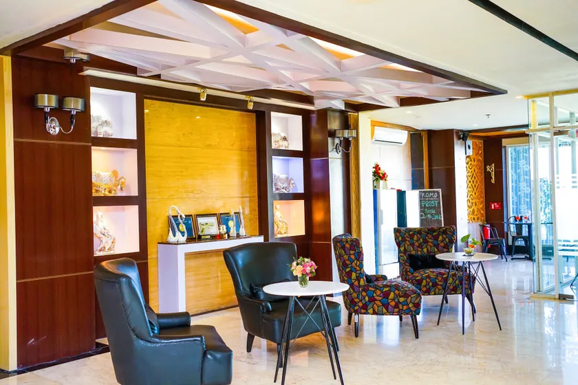 JLE'S Hotel - Lobby sitting area
