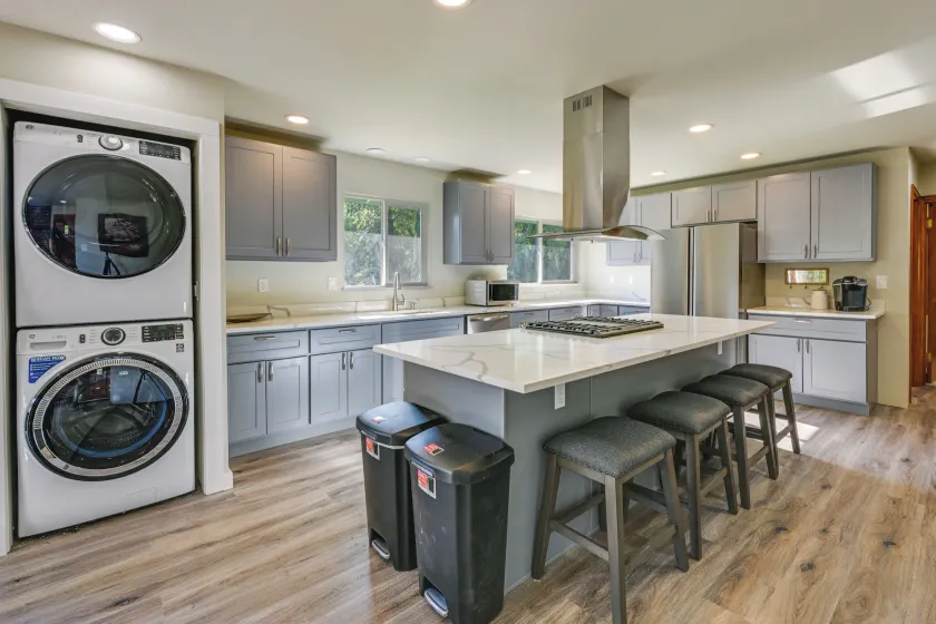 Relax & Recharge: Edgewood Home w/ Balcony - Interiör