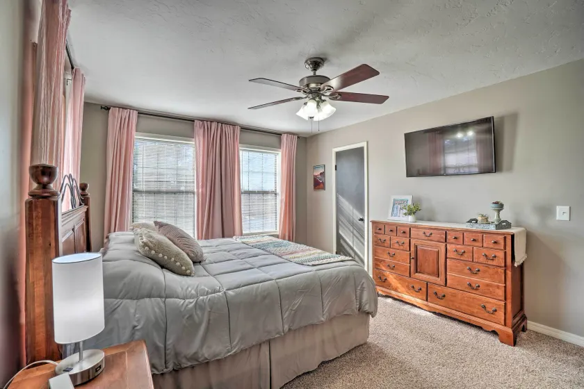Spacious Omaha House w/ Deck & Mountain Views! - Værelse