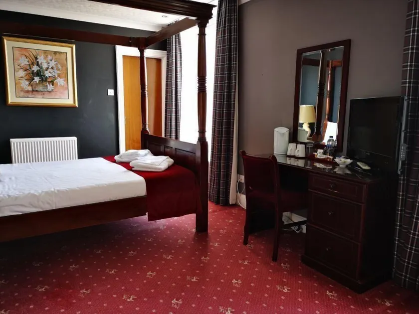 Caledonian Hotel - Image 1