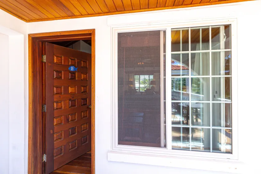 Blue Tang Inn - Beachfront Suites and Pool - Interior entrance