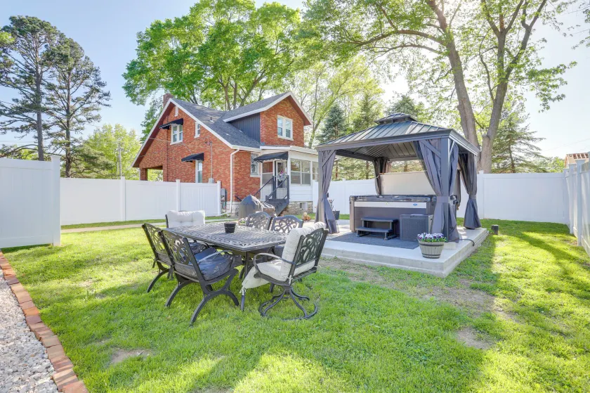 Hot Tub, Grill & Games! Family Getaway in St Louis - Image 1
