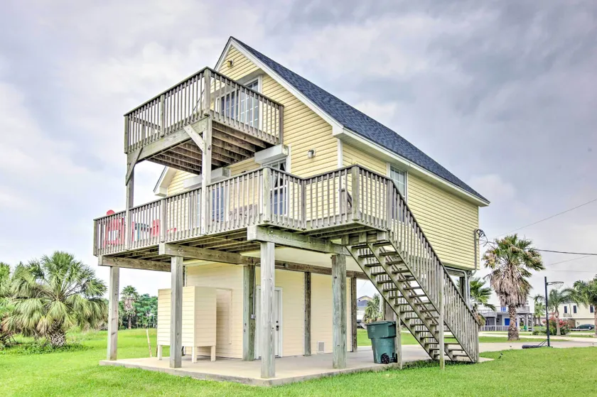 < 1 Mi to Beach! Waterfront Galveston Bay Retreat - Image 1
