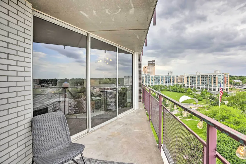 7th-floor Omaha Condo w/ Balcony & Park Views - Intérieur