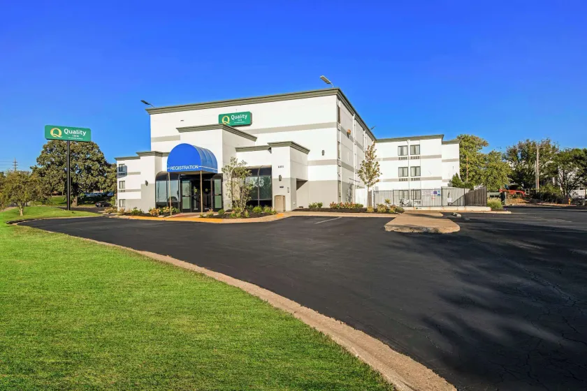 Quality Inn Merriam Kansas City - Image 1