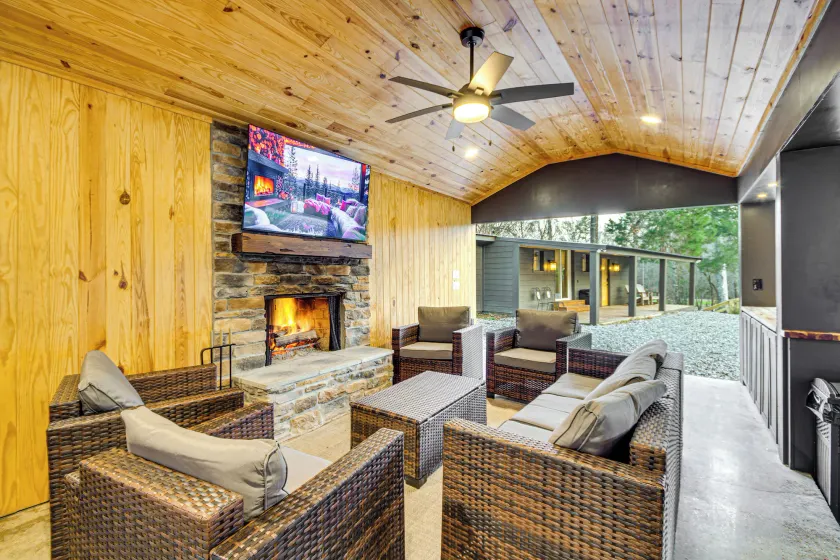 Fire Pits + Gazebo: Lakefront Escape in Terry! - Image 1