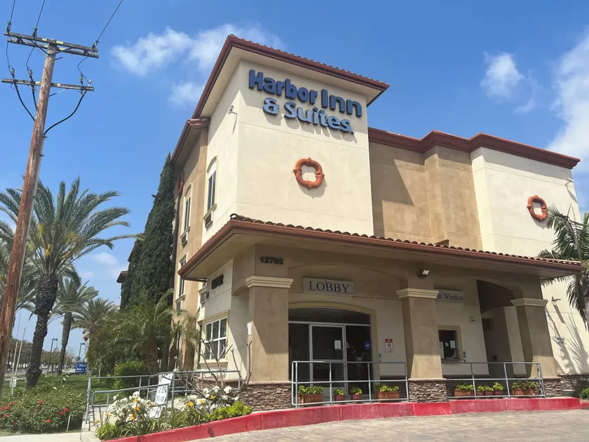 Harbor Inn & Suites - Image 1