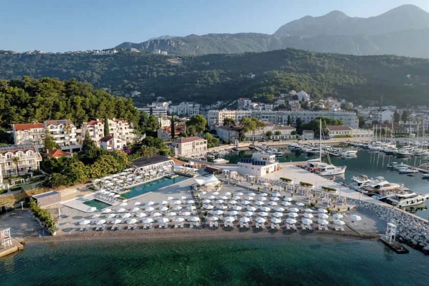 Lazure Hotel & Marina - Image 1