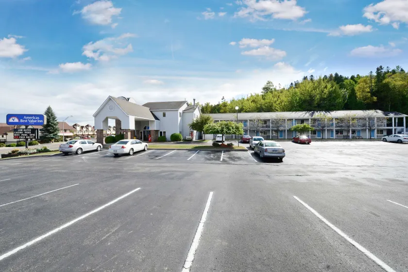 Americas Best Value Inn St. Ignace - Image 1