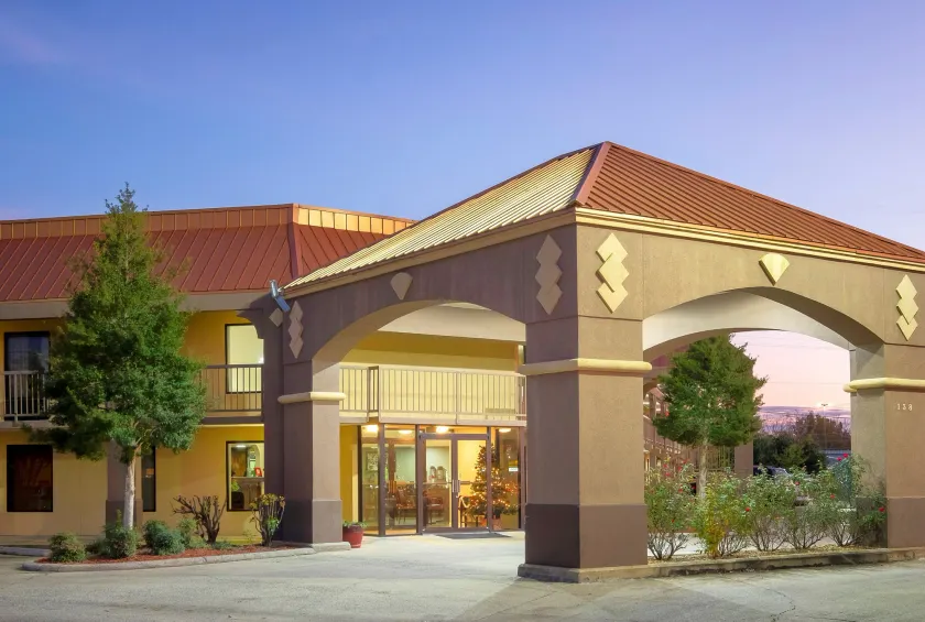 Red Roof Inn & Suites Oxford - Image 1