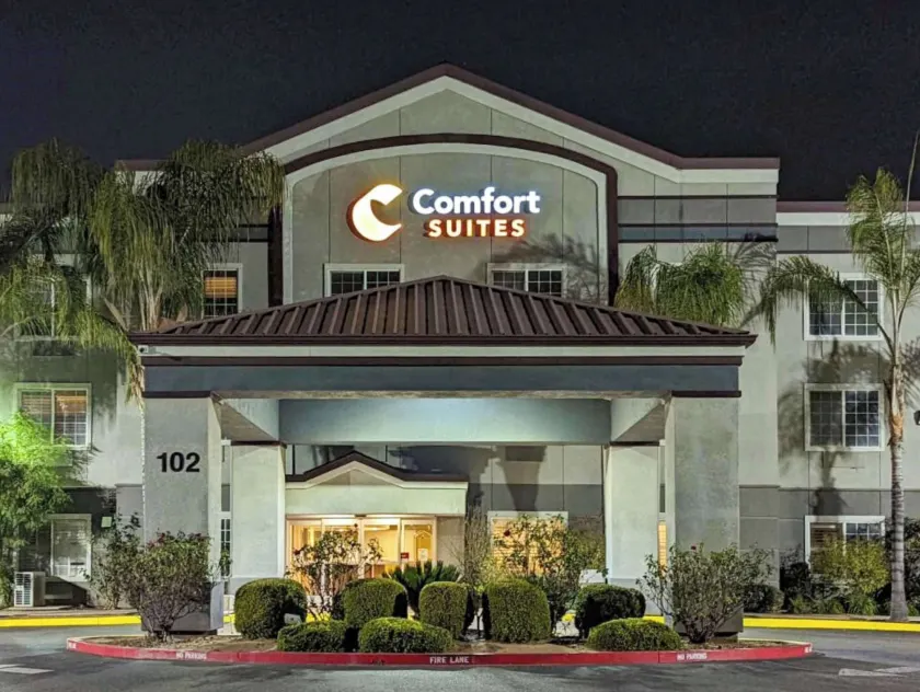 Comfort Suites Fresno River Park - Image 1