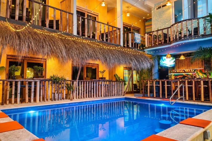 Zipoliteville - HOTEL NUDISTA - Image 1