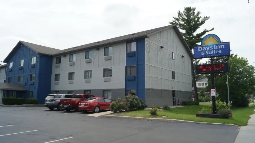 Days Inn & Suites by Wyndham Traverse City - Image 1