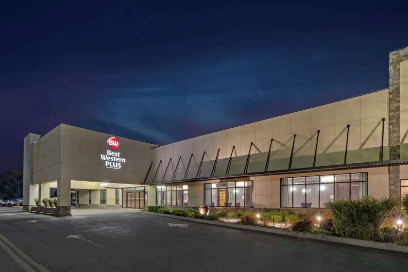 Best Western Plus Kingston Hotel and Conference Center - Image 1