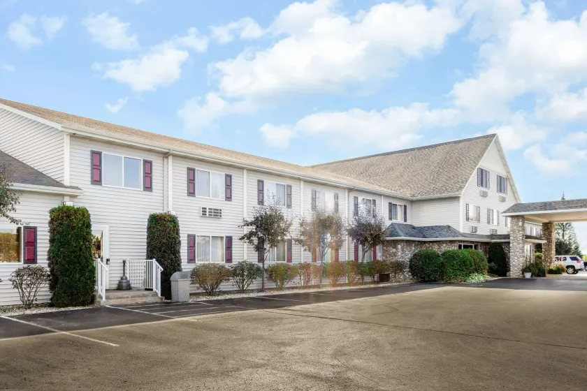 Super 8 by Wyndham St. Ignace - Image 1