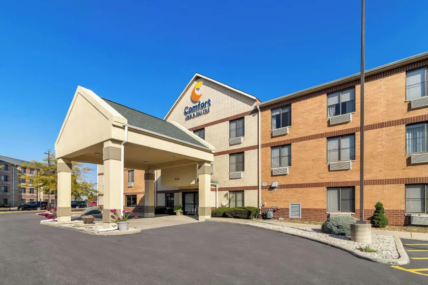 Comfort Inn & Suites near Tinley Park Amphitheater - Image 1