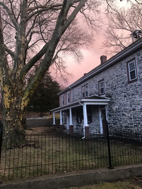 The Avenue Guesthouse and Gallery - Image 1