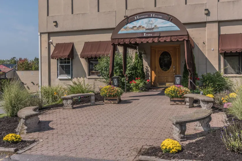Harbor House Inn - Image 1