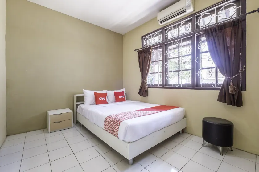 Super OYO 1568 Stasiun Ka Cirebon Guest House - Image 1