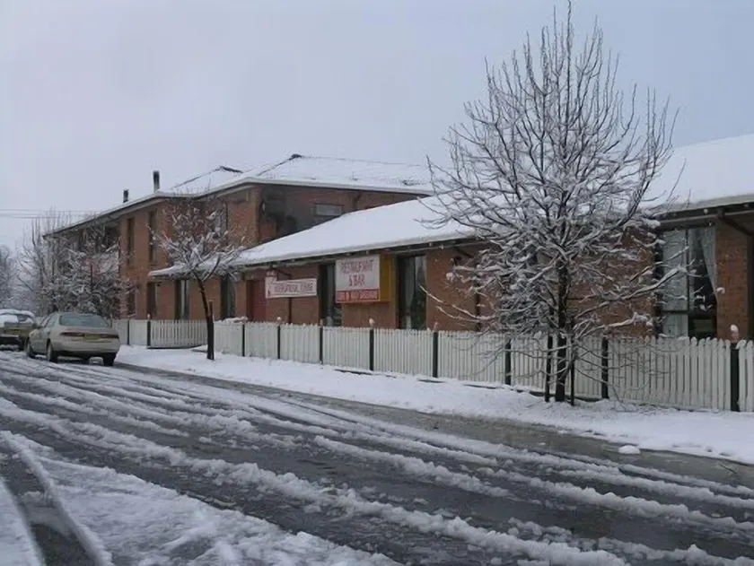 Snow Gate Motel and Apartments - Image 1
