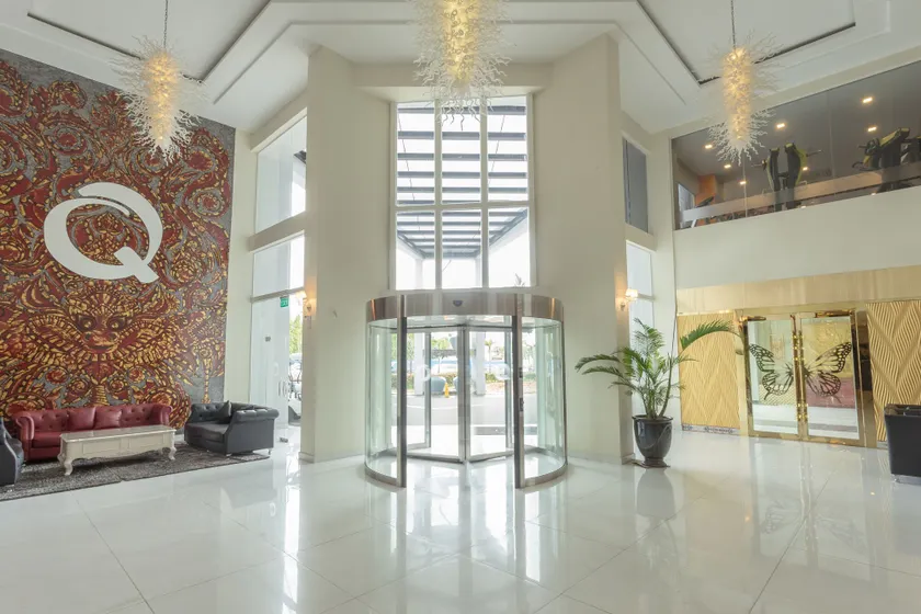 Queenco Entertainment Resort - Interior entrance