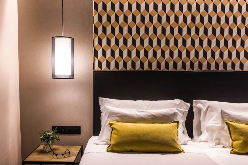 Up Rooms Vic Hotel - Image 1