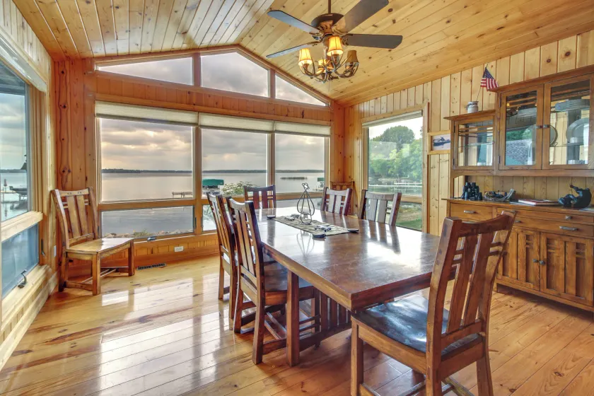 Lakefront Isle Escape w/ Dock + Fire Pit! - Interiör