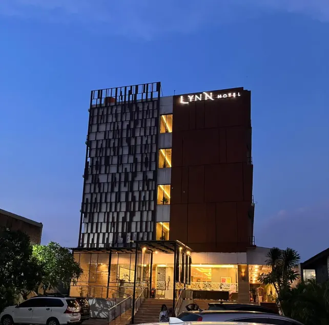 LYNN Hotel Mojokerto - Image 1