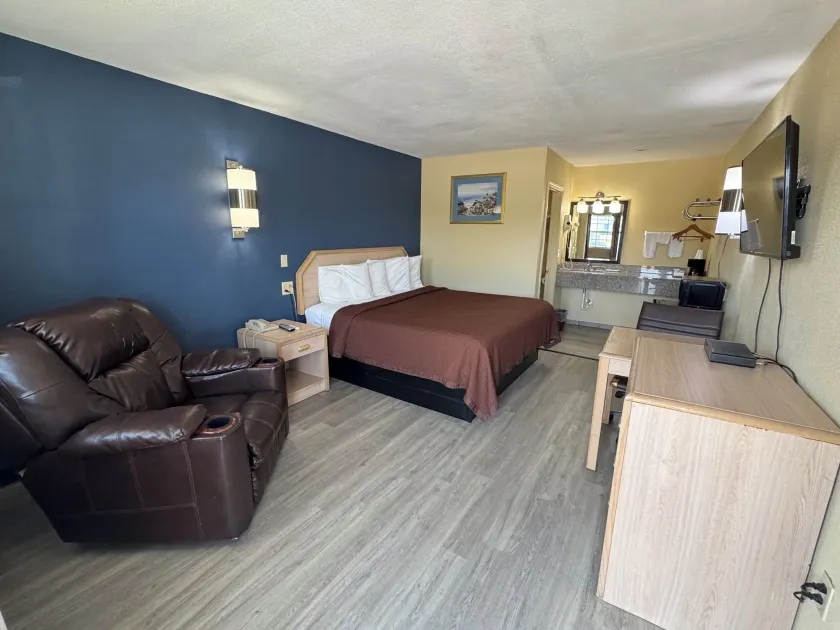 Westwoods Motel - Image 1