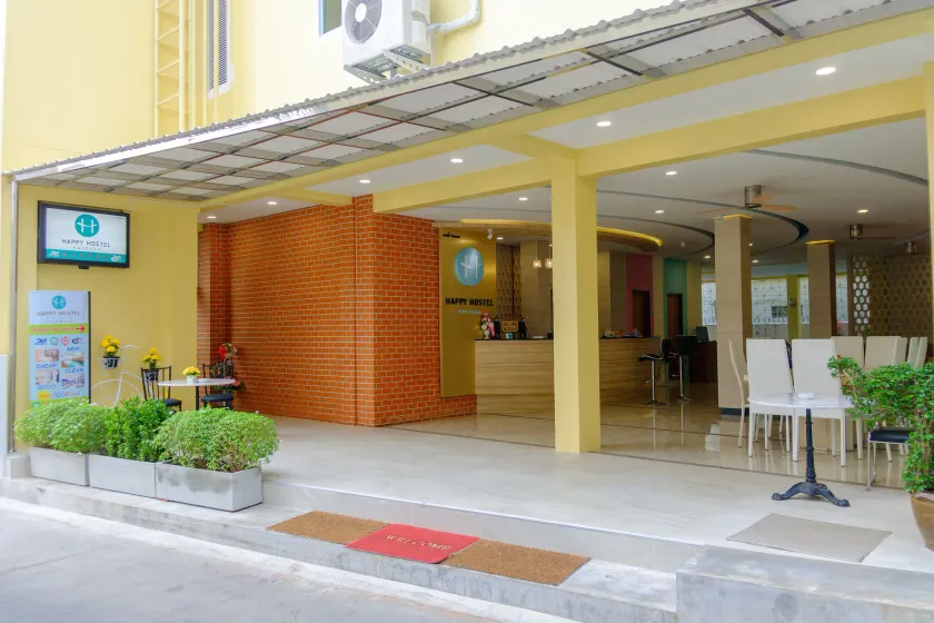 Happy Hostel - Image 1
