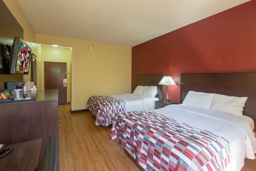 Red Roof Inn & Suites Indianapolis Airport - Image 1