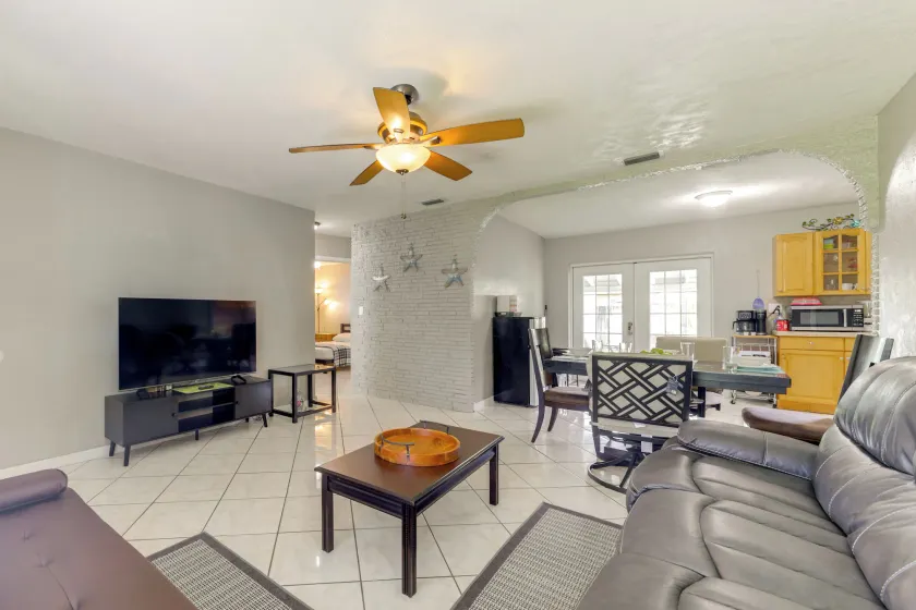 Private Retreat with Yard Near Hard Rock Stadium - Image 1