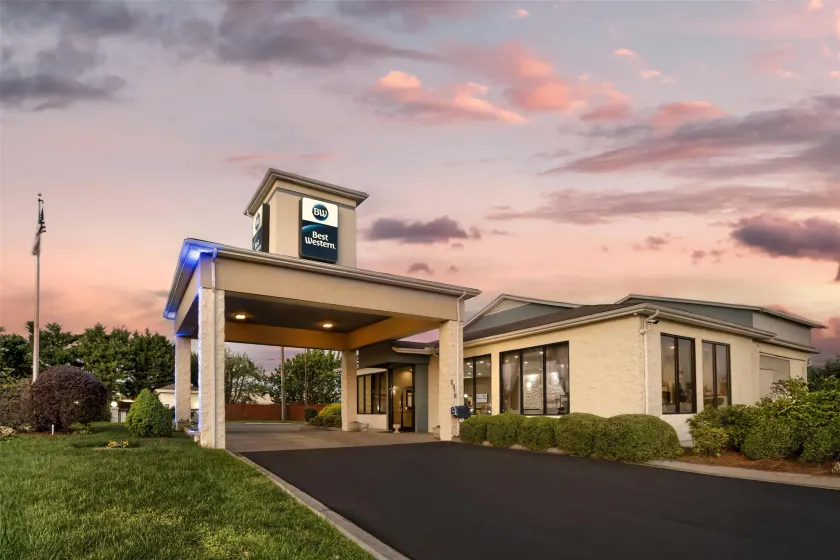 Best Western Inn & Suites Monroe - Image 1