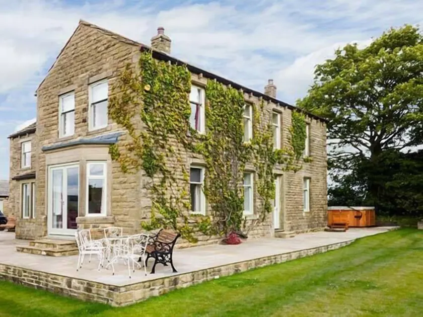 Cringles House, ADDINGHAM - Image 1