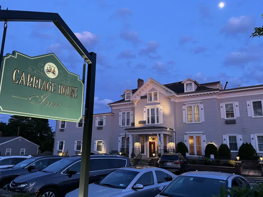 The Carriage House Inn Newport - Image 1