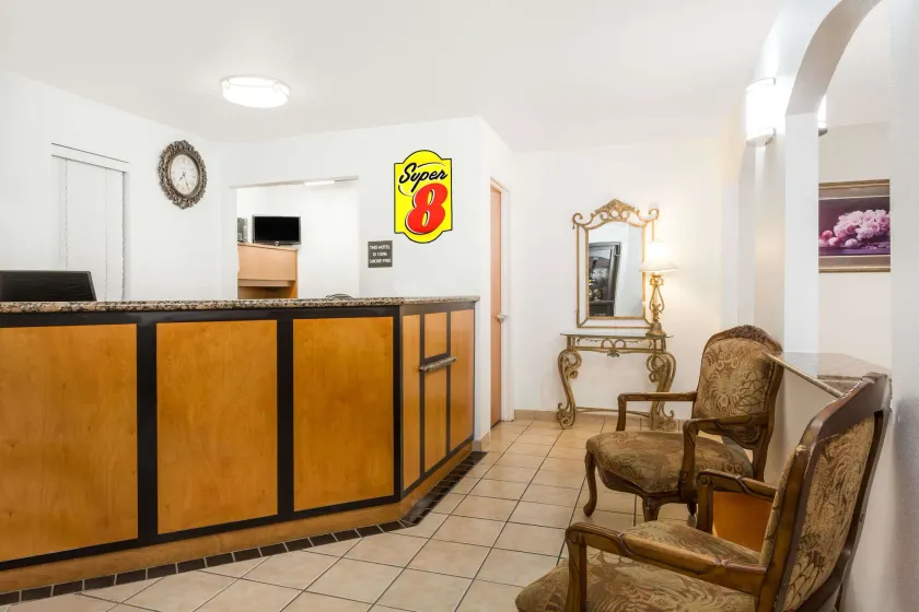 Super 8 by Wyndham Cloverdale Wine Country - Image 1