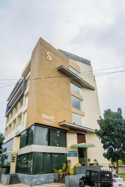 Samasth Palatial Hotel - Image 1