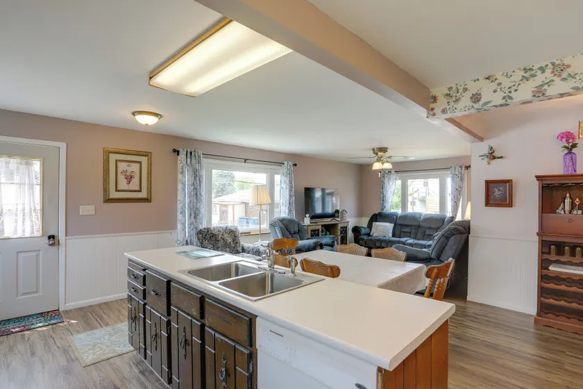 Home w/ Screened-In Porch < 1 Mi to Lake Erie - Innvendig