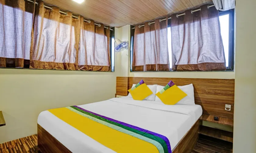 New Harshita inn By Glitz Hotel - Image 1