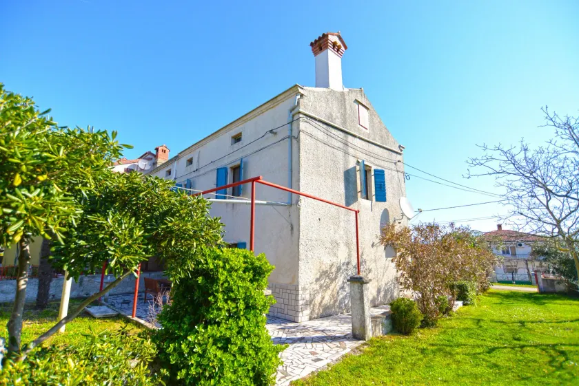 House Angela 1585 - Image 1
