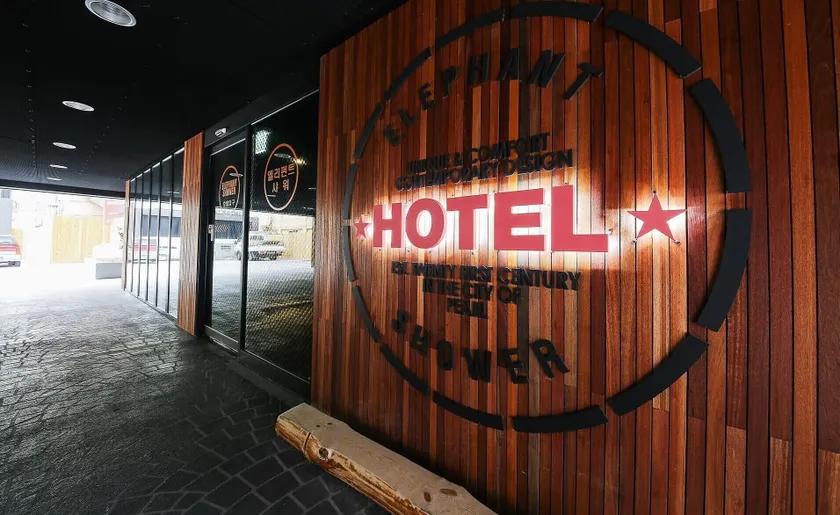 Elephant Shower Hotel - Image 1
