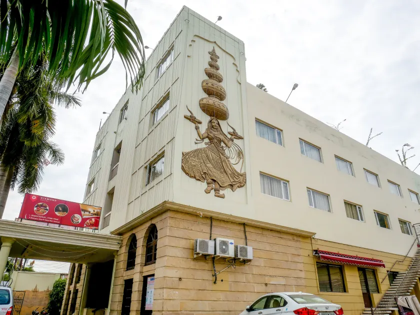 Diamond Hotel - Image 1