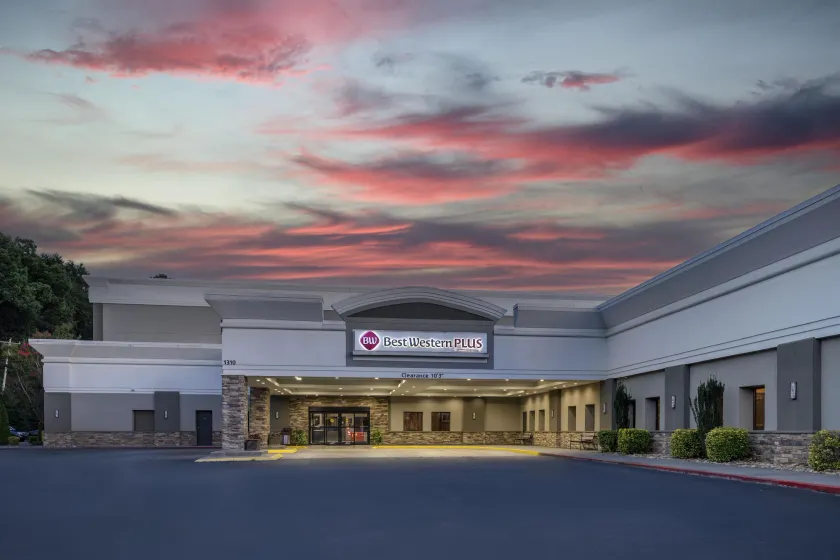 Best Western Plus Clemson Hotel & Conference Center - Image 1