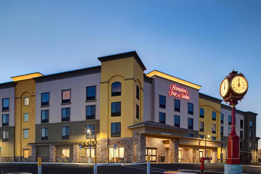 Hampton Inn & Suites Marina - Image 1