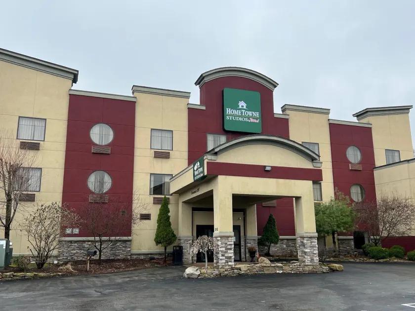 HomeTowne Studios & Suites by Red Roof Washington - Image 1