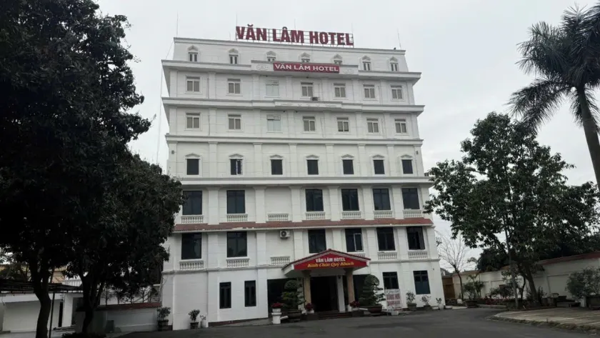 Văn Lâm Hotel - Image 1