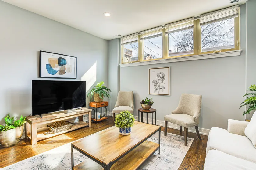 Walk to Blue Line: Sleek Apartment in Bucktown! - Image 1