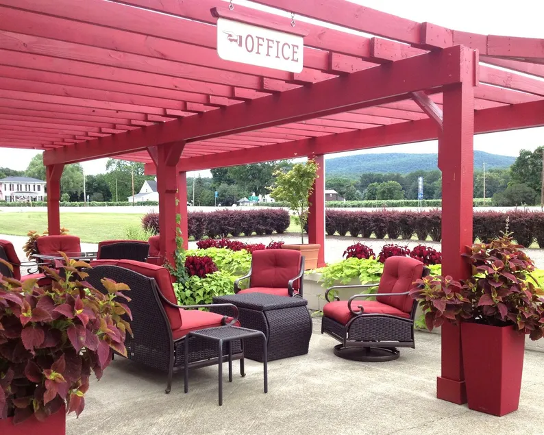 Vinehurst Inn And Suites - Image 1