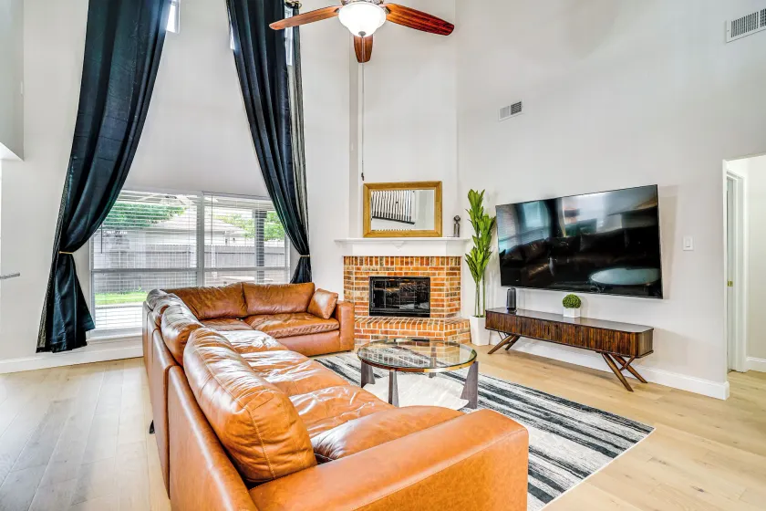 Spacious 5-bedroom villa in welcoming Burleson with WiFi, AC - Image 1